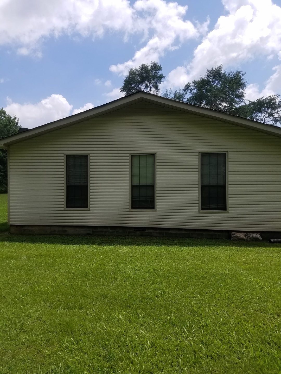 Clean white house siding after pressure washing